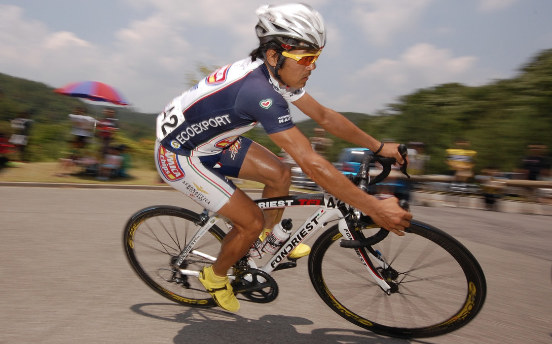 Bij D1 en D2 training rijd je in een rustig tempo en trap je niet te zwaar, zo n 85-95 ontwentelingen per minuut. Een keer een sprintje waardoor je hartslag boven de 80% van je MHR komt, is geen ramp.