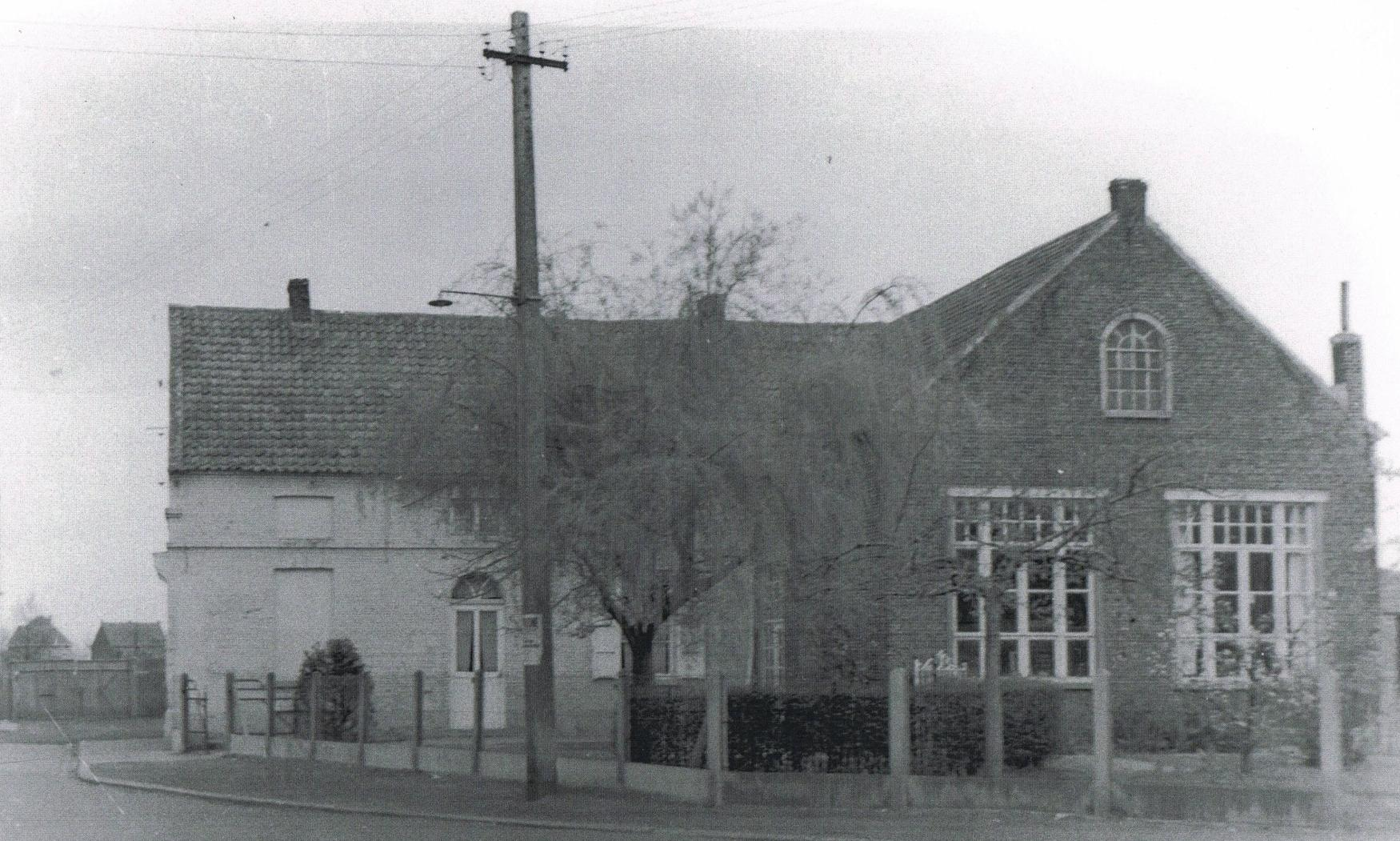 Illustratie 2. Postkaart met zicht op een deel van het schoolgebouw (rechts) en de woningen in de onmiddellijke omgeving. Periode interbellum.