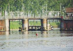 Stuwsluis van Schipdonk De stuwsluis van Schipdonk bestaat uit twee schuifstuwen en een scheepvaartsluis. De stuw wordt bediend door een mobiele ploeg die ook de stuw te BaIgerhoeke beheert.