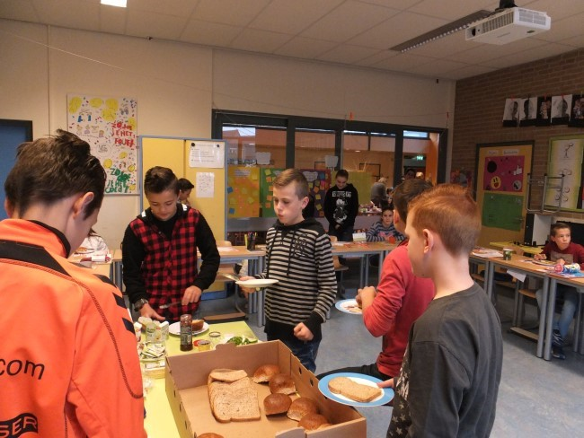 Pagina 4 BA SISSCHOOL DE WERE L DWIJZE R / P ZS DE K R UIMELHOEK EEN FRISSE SCHOOL; Waarschijnlijk hebben jullie het al gezien dat de hal en de gang van de school een likje verf heeft gekregen.