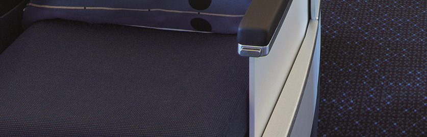 KLM s nieuwe World Business Class Beleef een unieke reiservaring met meer comfort en meer privacy Boeing 777-200 (nieuwe stijl) en Boeing 747: Ultiem slaapcomfort: Full-flat stoelen tot 180 graden