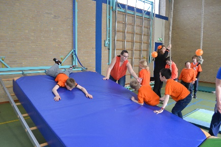 En om 12 uur sloten we het feest af door met zijn allen op het plein te dansen op het liedje hupsakee en een lekkere koningslunch in de klas.