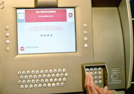 Veilig werken met de bankautomaat Om je geld veilig te beheren met de bankautomaat heb je twee dingen nodig: een pincode een bankkaart De pincode Een pincode is een persoonlijke code met vier cijfers.