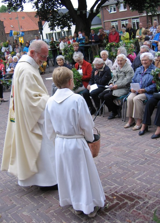 KIND EN KERK St. Janskransenwijding Sambeek Eerste Communie Boxmeer 18 mei Zondag 18 mei was het zover: 35 kinderen gingen voor het eerst ter communie.