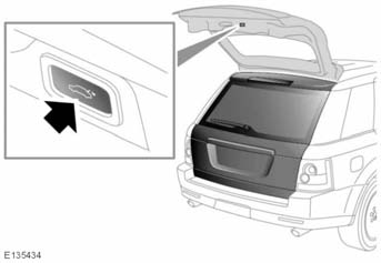 Instappen DE ACHTERKLEP OPENEN EN SLUITEN Zorg voor een minimale ruimte van 1,0 m (39 inch) boven de achterkant van het voertuig voordat u de achterklep bedient.