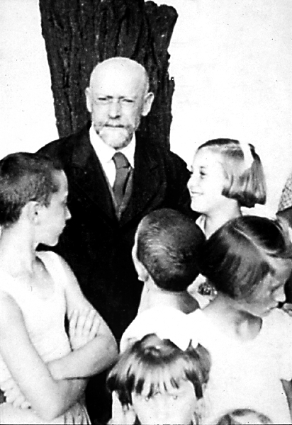 Nieuwsbrief voor (groeps)leiding in de kinderopvang, die geïnspireerd zijn door de pedagogiek van Janusz Korczak. Jaargang 1, nummer 1, december 2006 Redactie: Joop Berding en Inge van Rijn jwa.