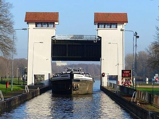 123 rechts ligt de schippersherberg Binnengait aan de Boven-Regge koffie/thee www.binnengait.