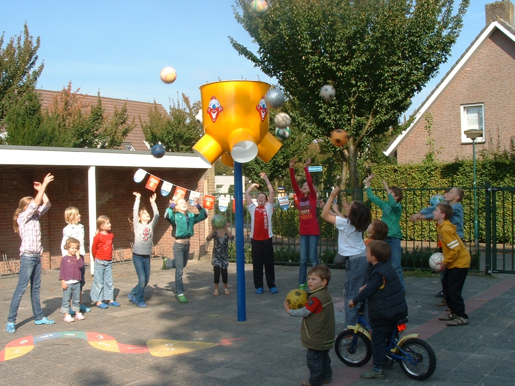 BURENDAG 2008 Dankzij een attente buurtbewoonder en het Oranje Fonds is afgelopen zaterdag op het schoolplein een