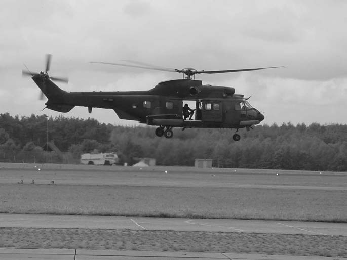 VOGELS OP DE VLIEGBASIS SOESTERBERG Fons Bongers Nu het kabinet heeft beslist dat de Vliegbasis Soesterberg over ongeveer 4 jaar geen vliegtuigen meer herbergt en als vliegveld wordt gesloten, zijn