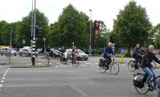 Planetenlaan Nadelen - Apart fietsvak wordt vervangen door OFOS. - Er is hier veel linksaf fietsverkeer.