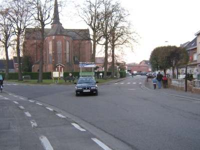 4.14 Knelpunt 14: Zebrapad naar kerkplein ter hoogte van krantenwinkel Naam van het knelpunt: Zebrapad naar kerkplein ter hoogte van krantenwinkel van de locatie Het knelpunt betreft een