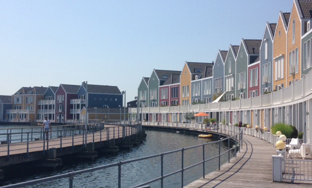 Welkom in Houten! Houten: geen dorp, geen stad, maar een thuis Houten ligt ten zuidoosten van de stad Utrecht midden in de Kromme Rijnstreek.