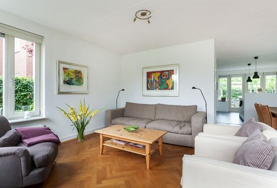 Wonen Bij binnenkomst van de woning treft een royale hal/entree. Het eerste wat u opvalt is het hoge plafond en de mooie stenen vloer.