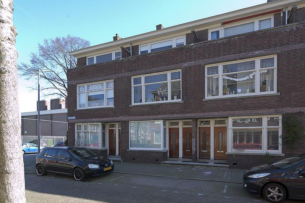 ALGEMEEN Starters opgelet. In een zeer rustige en sfeervolle jaren '30 omgeving ligt deze fraaie en vrijwel volledig gerenoveerde 5 kamer woning met eigen entree.