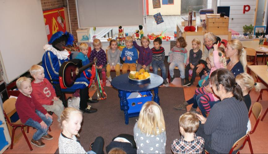 Zeekrant Zeehonk December 2013 9e jaargang nr 1 Muziekpiet in groep1 Wij gingen voor de Zeekrant naar groep 1 en daar kwam Muziekpiet langs.