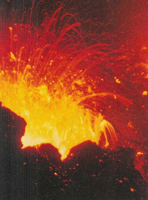 Volgens wetenskaplikes is daar bykans 500 aktiewe vulkane, waarvan twintig tot dertig jaarliks uitbars. Wanneer hierdie vulkane nie uitbars nie, word hulle as rustend beskou.