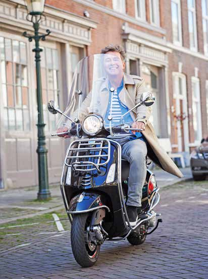 Als presentator Bert van Leeuwen (56) in privétijd op een terrasje zit, zijn er geregeld mensen die verschrikt naar hem kijken.