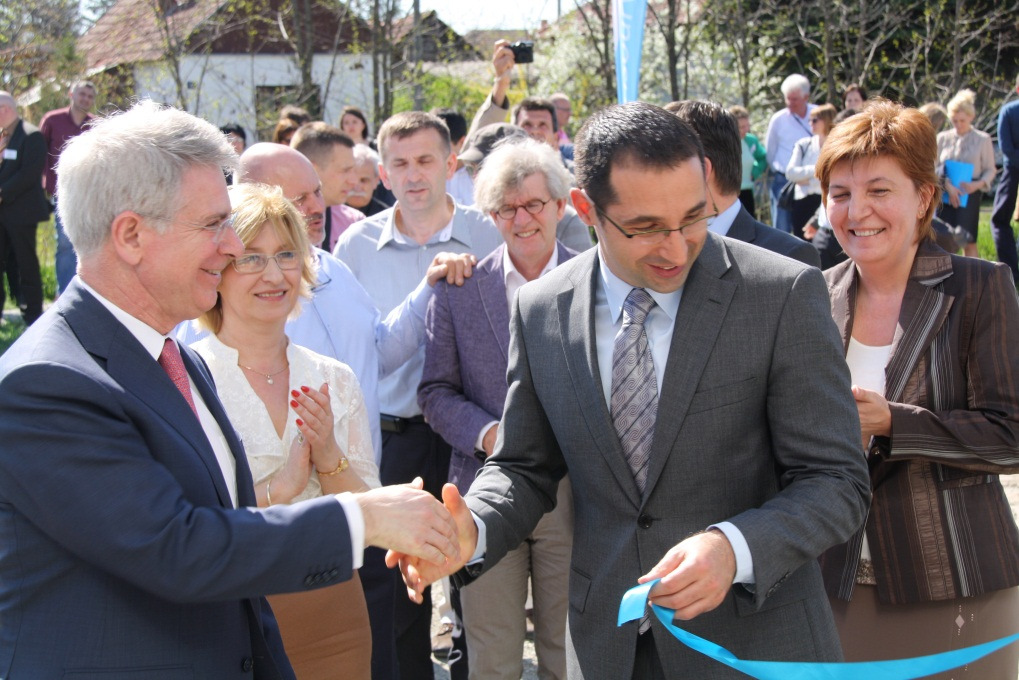 De officiële opening van de drinkwaterinstallatie voor arseenverwijdering in Backi Vinogradi. Op de foto van links naar rechts: hr. Stokvis (Ned.ambassadeur in Servië ), Mevr.