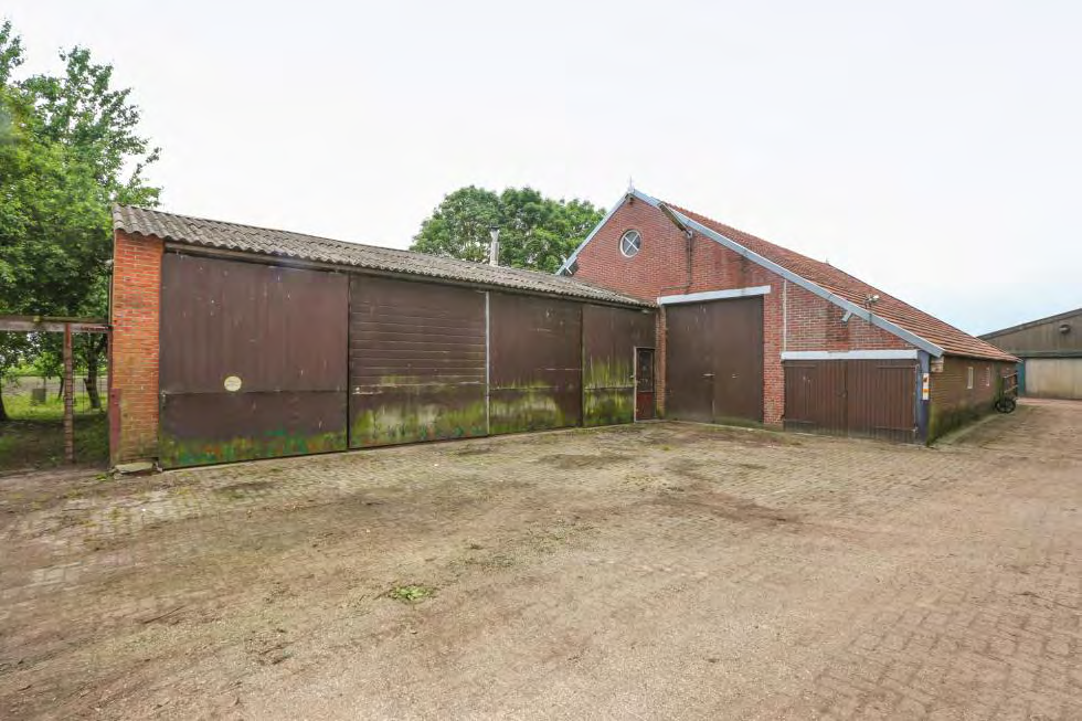 Schuur I Op het erf staat een grote stenen schuur (afm. ca. 16 x 8.70m = ca. 140 m²) uit ca. 1900 met aan de voorzijde een aangrenzende schuur (afm. ca. 10 x 9m = ca. 90 m²) met separate garage (afm.