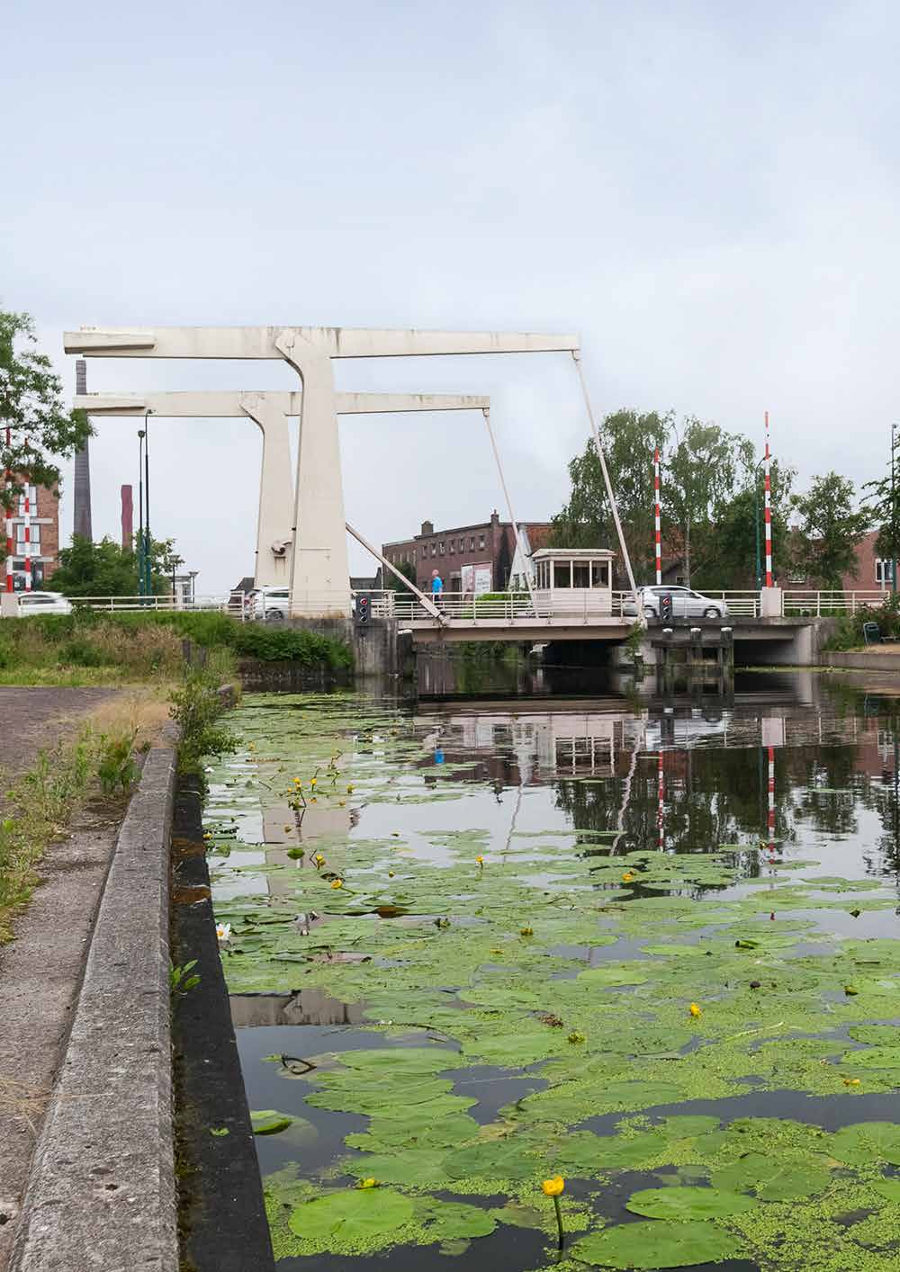 INFO Wonen op een bijzondere locatie wonen aan de Oude Rijn Nabij de rivier de Oude Rijn, in een autoluwe straat staat deze karakteristieke jaren-30 eindwoning met aangebouwde houten berging en