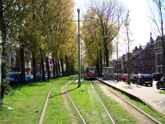 Stallen bij openbaar vervoer haltes In het kader van de planvorming Netwerk RandstadRail, heeft de HTM in opdracht van het Stadsgewest Haaglanden onderzoek gedaan naar fietsparkeervoorzieningen bij