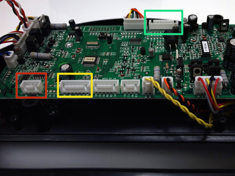 Stap 4 Verwijder drie circuit stekkers uit het moederbord. Knijp de kleine witte lipje aan de zijkant van elk circuit stekker en trek hem recht aan ieder los van het moederbord. 1.