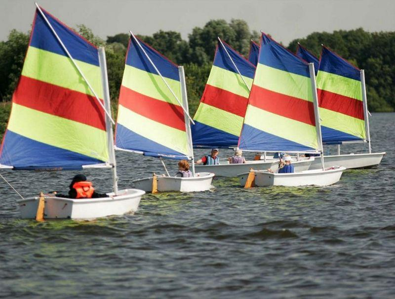 Werkgroep Jeugdzeilschool Met een jeugdzeilschool (8-14 jaar) is er meer te doen in het centrum en bij het kanaal Doel is het bezoek aan het kanaal vergroten en de jeugd te