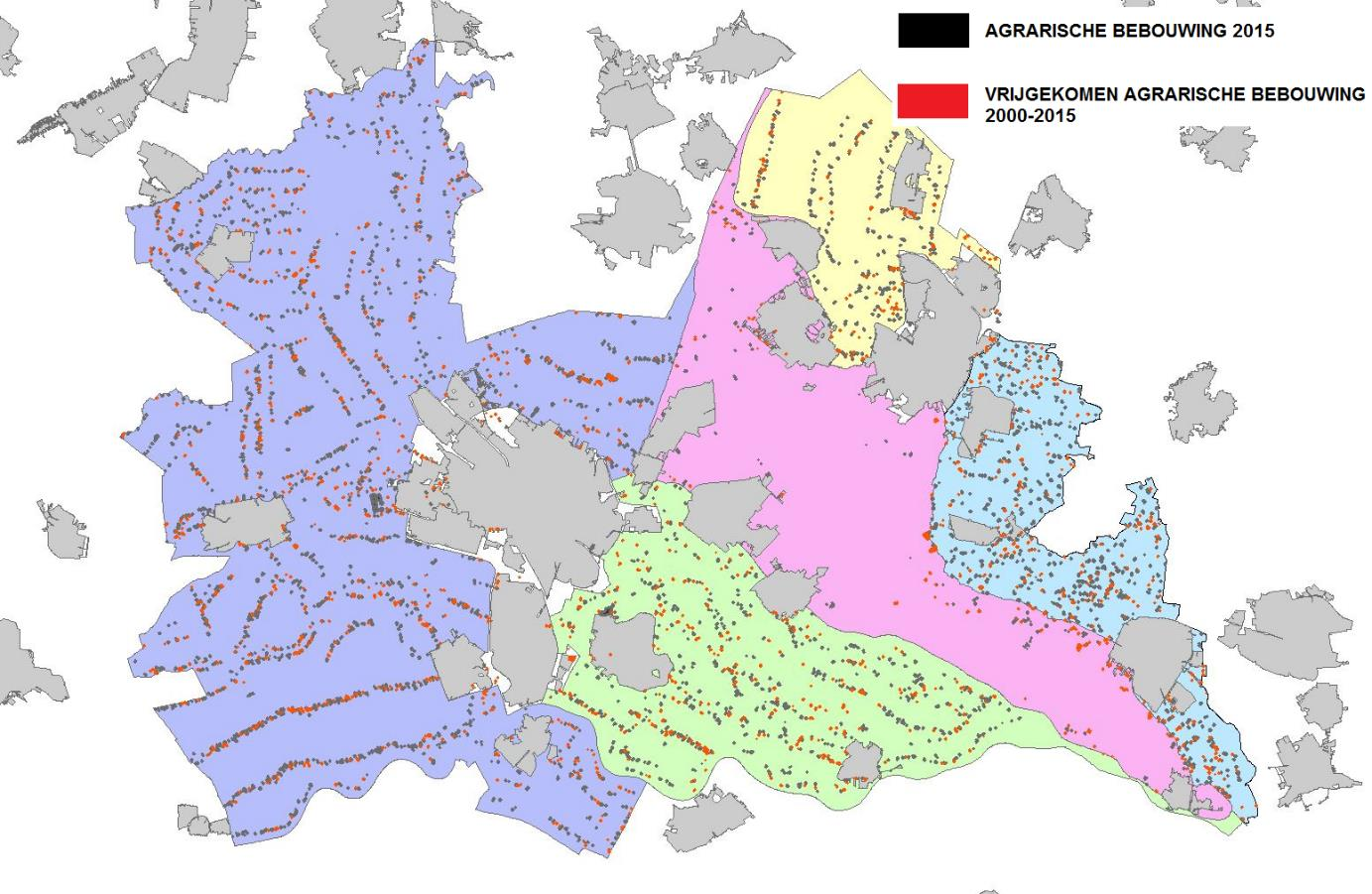 Kaart 3.1: Agrarische bebouwing in 2015 (zwarte stippen) en tussen 2000 en 2015 vrijgekomen agrarische bebouwing (rode stippen).