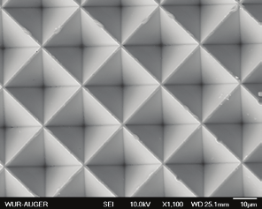 Figuur 4. Warm embossen van structuren in thermoplastische kunststoffen (Worgull et al. 2005). Figuur 5. SEM foto s van micropyramides in polycarbonaat gemaakt met warm embossen. 3.