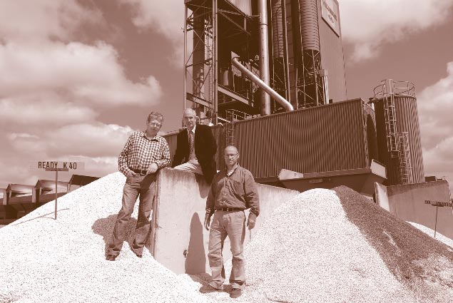 Rini Hurks (l), Harry Roos (m) en Fred Cissen Bedrijf: Asfaltcentrale Heijmans Sector: asfaltindustrie Activiteit: productie 300 verschillende soorten asfalt Omvang: zes asfaltproductie-installaties