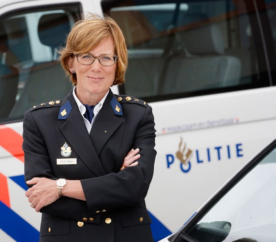 4 5 Voorwoord Liesbeth Huyzer politiechef eenheid Noord-Holland 2013 een enerverend jaar Voor u ligt het jaarverslag politie van de eenheid Noord-Holland.