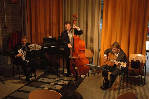 Terugblik op het concert door het Rotterdams Kamerorkest op 13 januari 2008 in het Cultureel Centrum in Harderwijk 2/- (7) Met de ouders naar het concert en dan ook nog de bloemen mogen uitdelen.