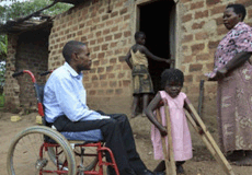 Pionier Henry Henry helpt gehandicapte jongeren in Uganda. Deze kinderen worden als minderwaardig gezien.