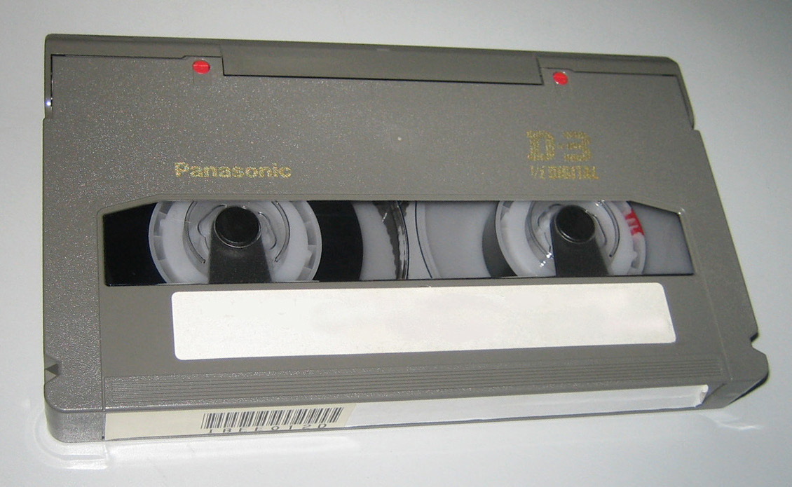 2.2.8. D3 FOTO:https://upload.wikimedia.org/wikipedia/commons/0/02/Panasonic_D3_ Casette_%28rotated_cropped%29.jpg Grijze cassette, te herkennen aan de vermelding van D3 op de cassette.