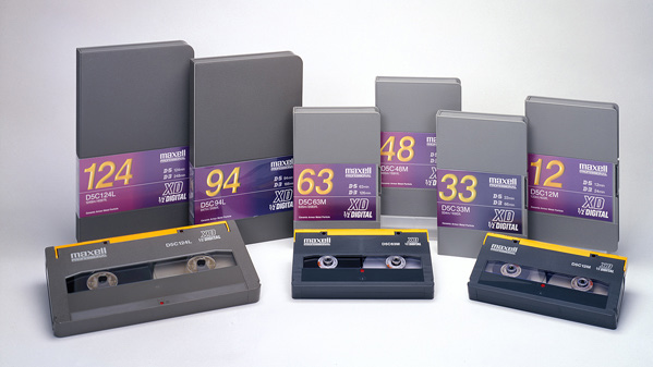 2.2.9. D5 FOTO:hhttp://www.polylinecorp.com/Product/MX-D5C-63M/Maxell_D5_Video_ Cassette_Tape_-_301660_-_63_Minutes_-_Medium_Cassette.aspx De D5 cassette werd geïntroduceerd door Panasonic in 1994.