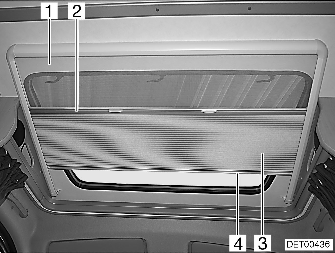 7 Wonen Om het dakraam in de stand "continue ventilatie" te brengen: De vergrendelingshendel (Afb. 16,3) een kwartslag naar het midden van het raam draaien. Het dakraam licht naar buiten duwen.