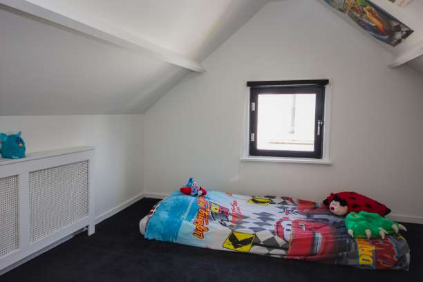 Slaapkamer vloer wanden plafond aantal : tapijt :