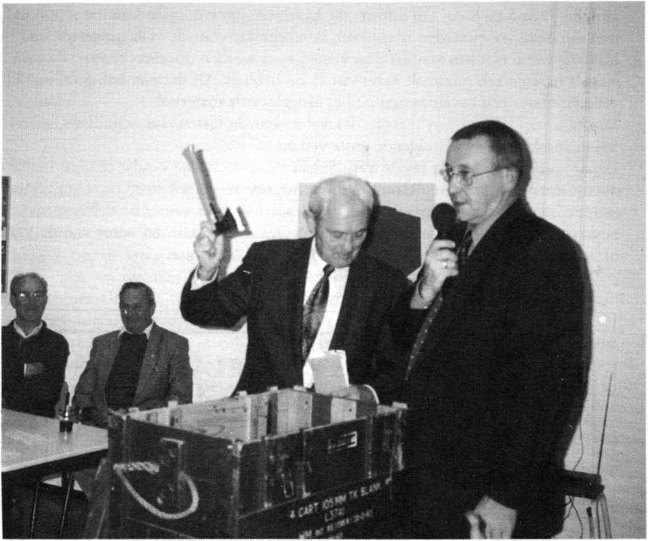 Strijdbijl begraven Op de feestelijke bijeenkomst van 2 oktober 1998 had het bestuur een verrassing voor ons.