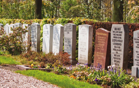 Kindergraf Op de begraafplaats zijn er aparte graven voor het begraven van kinderen onder de 18 jaar.