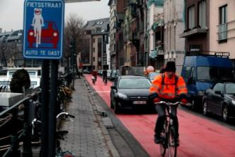 Nieuwe Regels Wat? Fietsstraten Een straat die is ingericht als fietsroute, waar specifieke gedragsregels gelden ten aanzien van fietsers, maar waarop tevens motorvoertuigen zijn toegestaan.