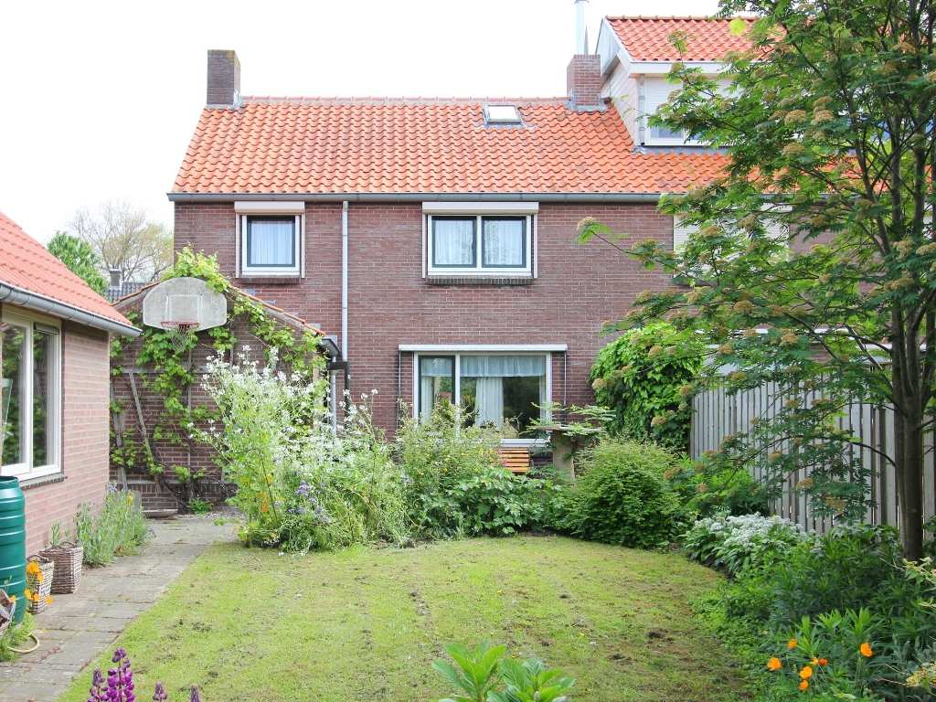 Op een prachtig ruim perceel van 445 m² staat deze halfvrijstaande woning met stenen berging.