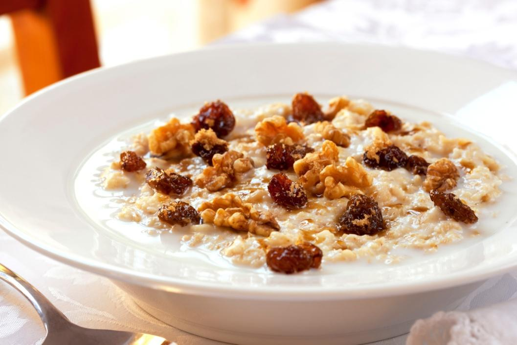 Een volle havermoutpap met noten, amandelmelk en gedroogde vruchten. Dit is comfortfood ten top. Normaliter eet ik niet zo vaak haver. Dit wordt als energie gegeven aan de paarden.