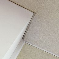Systeem installatie Afwerking buitenranden Schaduwkantlijsten Metalen schaduwkantlijsten kunnen op dezelfde manier als de ROCKFON -panelen