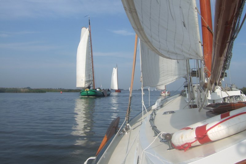 In Makkum liggen we aan een lange steiger haast in een natuurgebied en toch vlak bij het dorpje. Zalig rustig hier. Donderdag varen we via Stavoren en de Fluessen naar het Heegermeer.