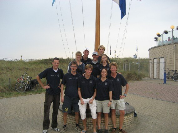 Het Nederlands Kampioenschap Zeezeilen 2006 Op 20 september staan Rogier en Marc klaar om de PhoeniX te water te laten en een flinke schrobbeurt te geven.