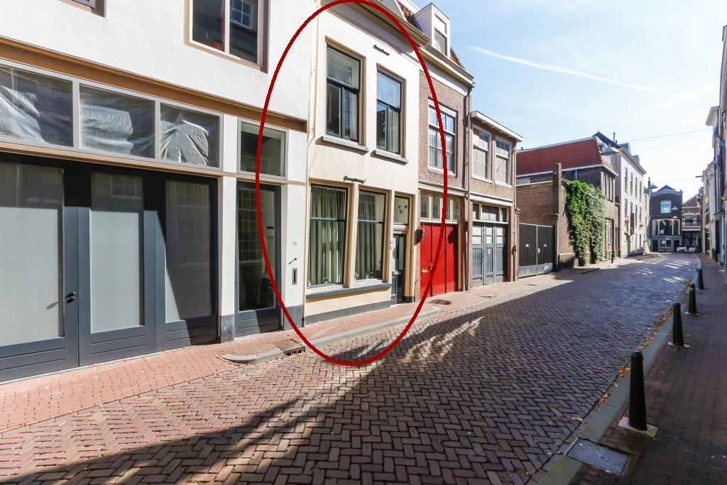 Binnenstadliefhebbers opgelet! In hartje centrum gelegen, goed onderhouden en bijzonder smaakvol afgewerkte stadswoning.