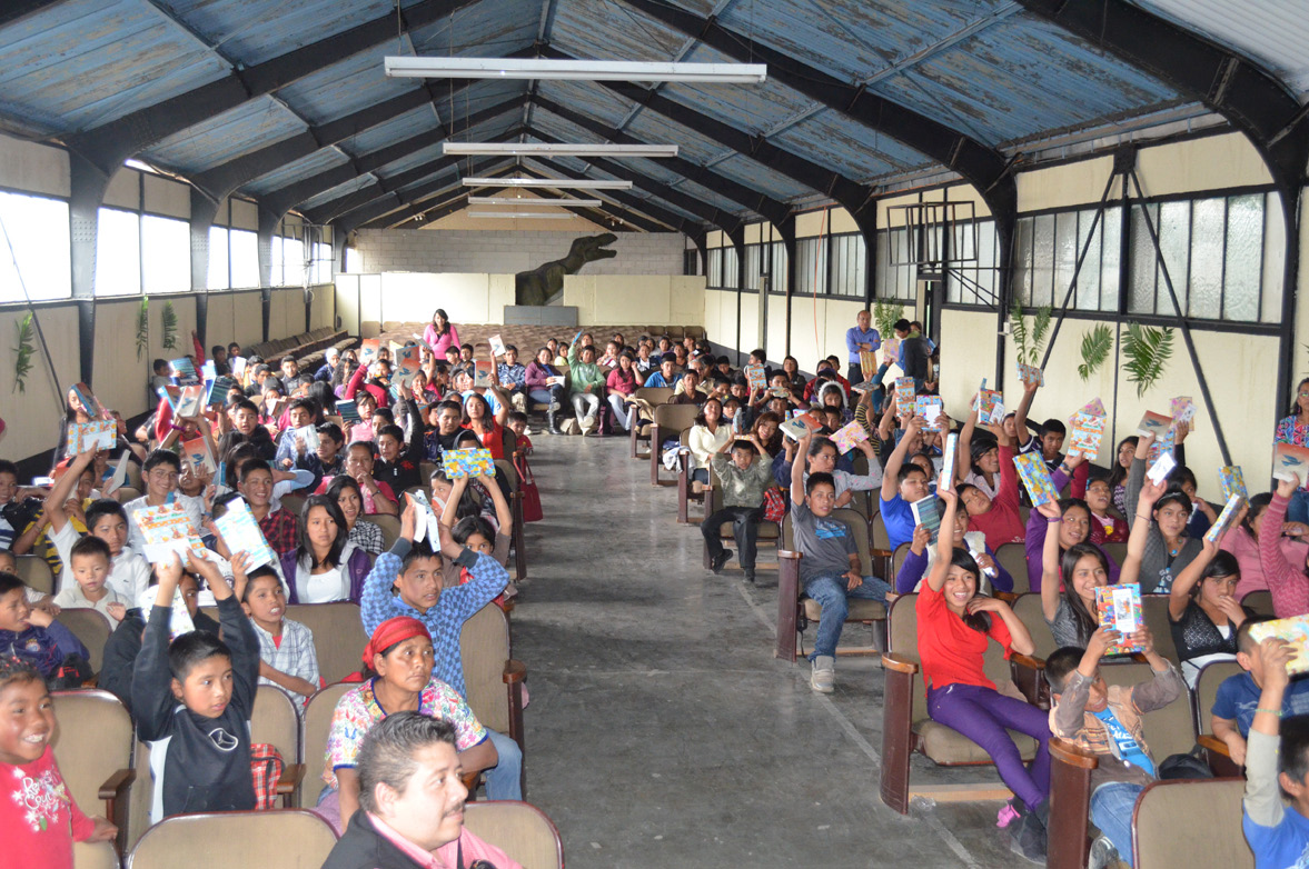 Met het daar ingezamelde geld konden we voor iedere leerling en leerkracht van de Minerva en het Básico een Bijbel kopen. Dit was mede mogelijk dankzij de hulp van het Guatemalteeks Bijbelgenootschap.
