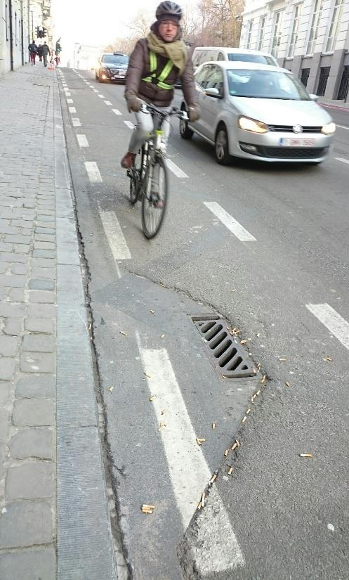 Discontinu Op de Koloniënstraat verdwijnt een fietspad in het niets. Op andere plaatsen stopt het fietspad of wordt een fietssuggestiestrook.