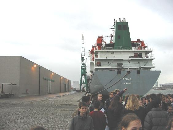 Haven van Antwerpen - 6 - Als we een goed uitzichtpunt hebben vullen we van een willekeurig schip een scheeps- en dokfiche in.