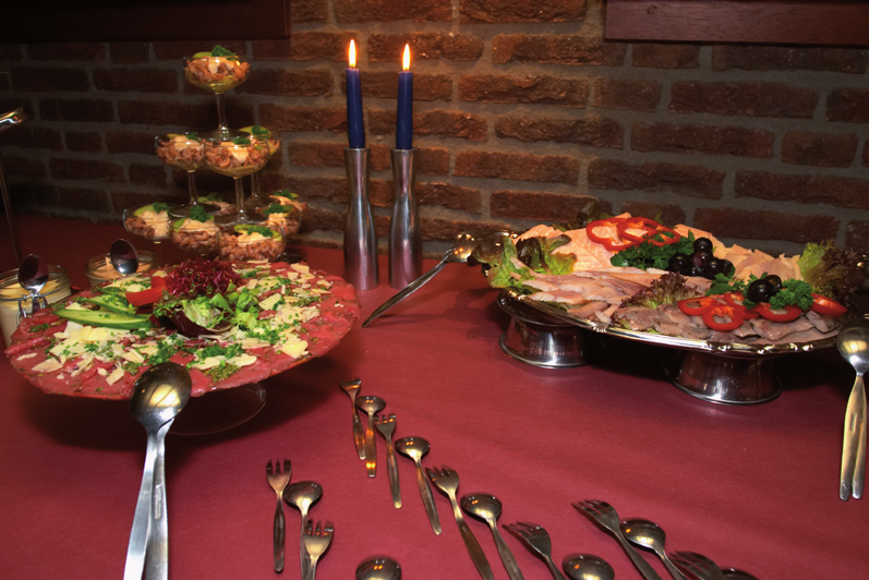 Diner mogelijkheden Klassiek bruiloftsmenu Carpaccio van dungesneden ossenhaas met pesto, oude kaas en croutons of Carpaccio van zalm met een kruidige salade, geserveerd met een zachte